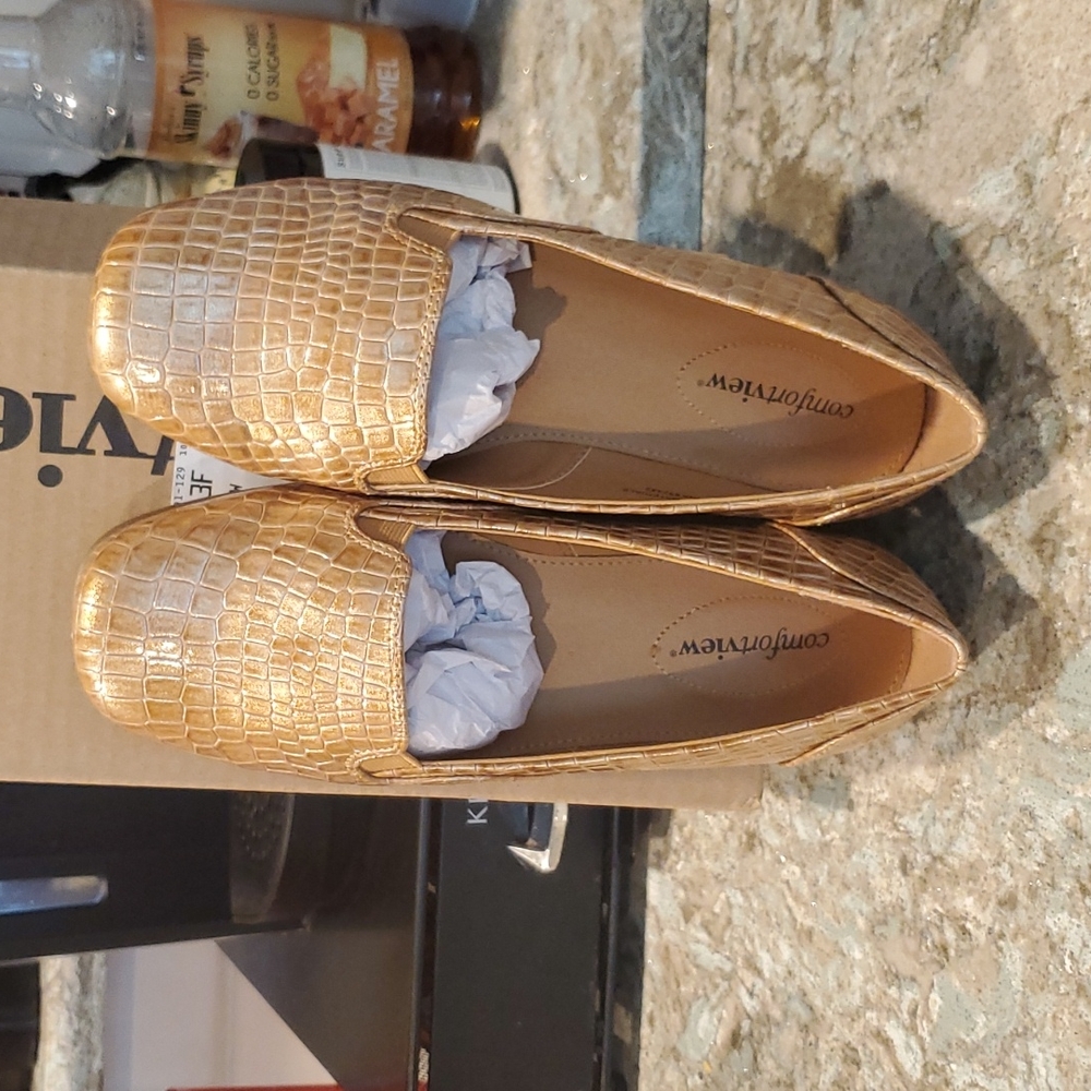 Womens shoes NWOT